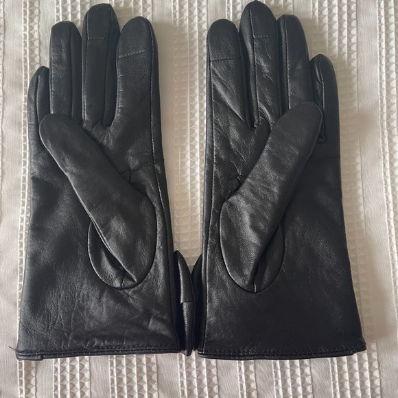 ASOS DESIGN leather gloves with touch screen and bow detail in black - Picture 3 of 3
